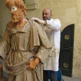 Si prendono dei fogli di carta, li imbeviamo con colla di farina per poi modellarli direttamente sulla scultura, come se le cucissimo addosso un abito